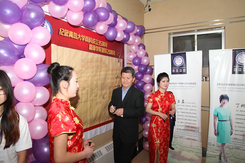 h小说
副校长汪黎明参加晚会.jpg