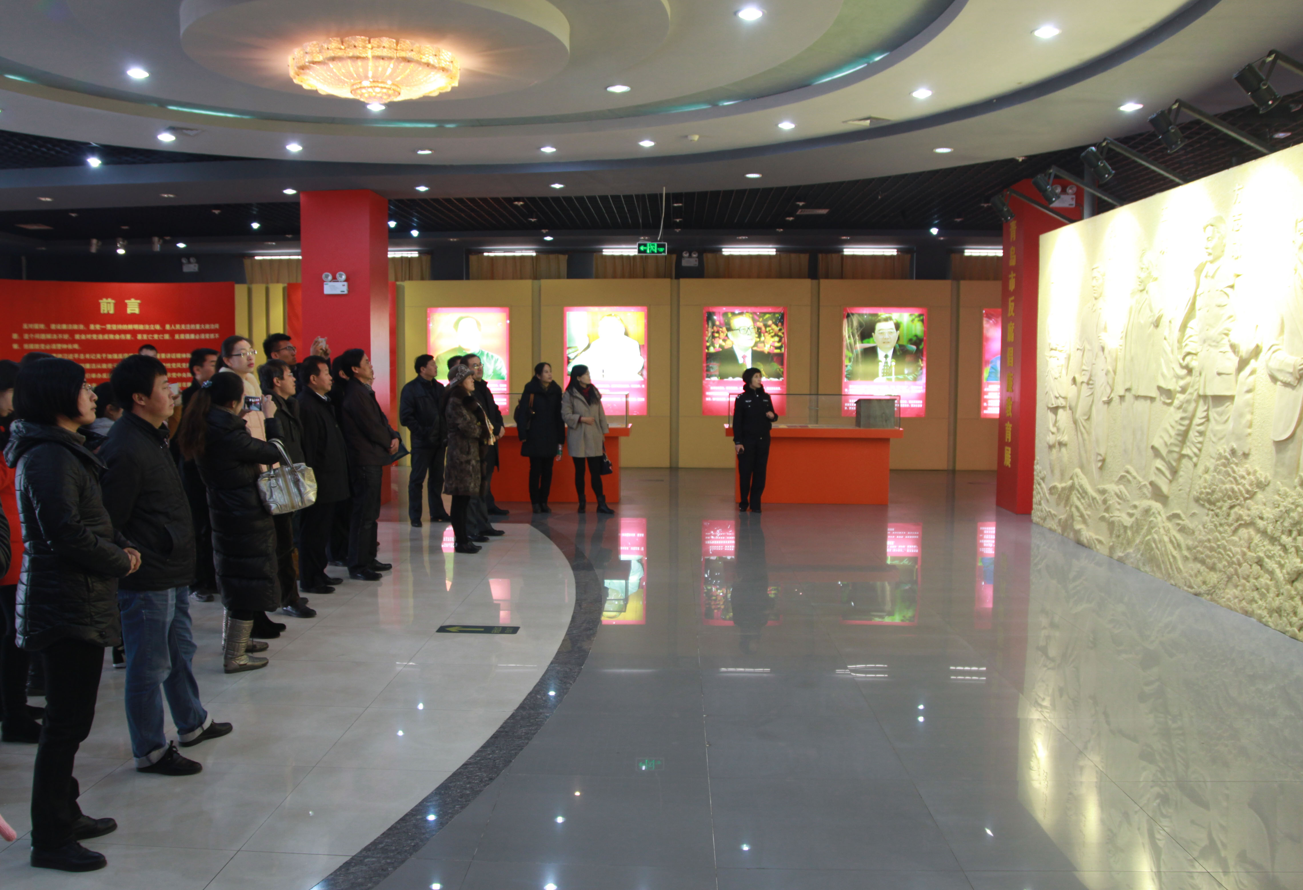 h小说
师生参观青岛市反腐倡廉教育基地.jpg